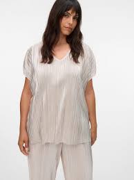 VeroModa Silver Top – short-sleeve V-neck foil-print blouse in metallic silver with relaxed fit and soft drape.