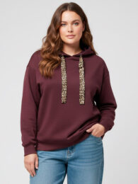 Only Caralina Hoodie – burgundy stretch hoodie with leopard-print drawstrings, ribbed cuffs, side pockets, and relaxed fit.