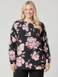 ONLY Carlinka Blouse in black with pink floral print, O-neck, long voluminous sleeves and button placket